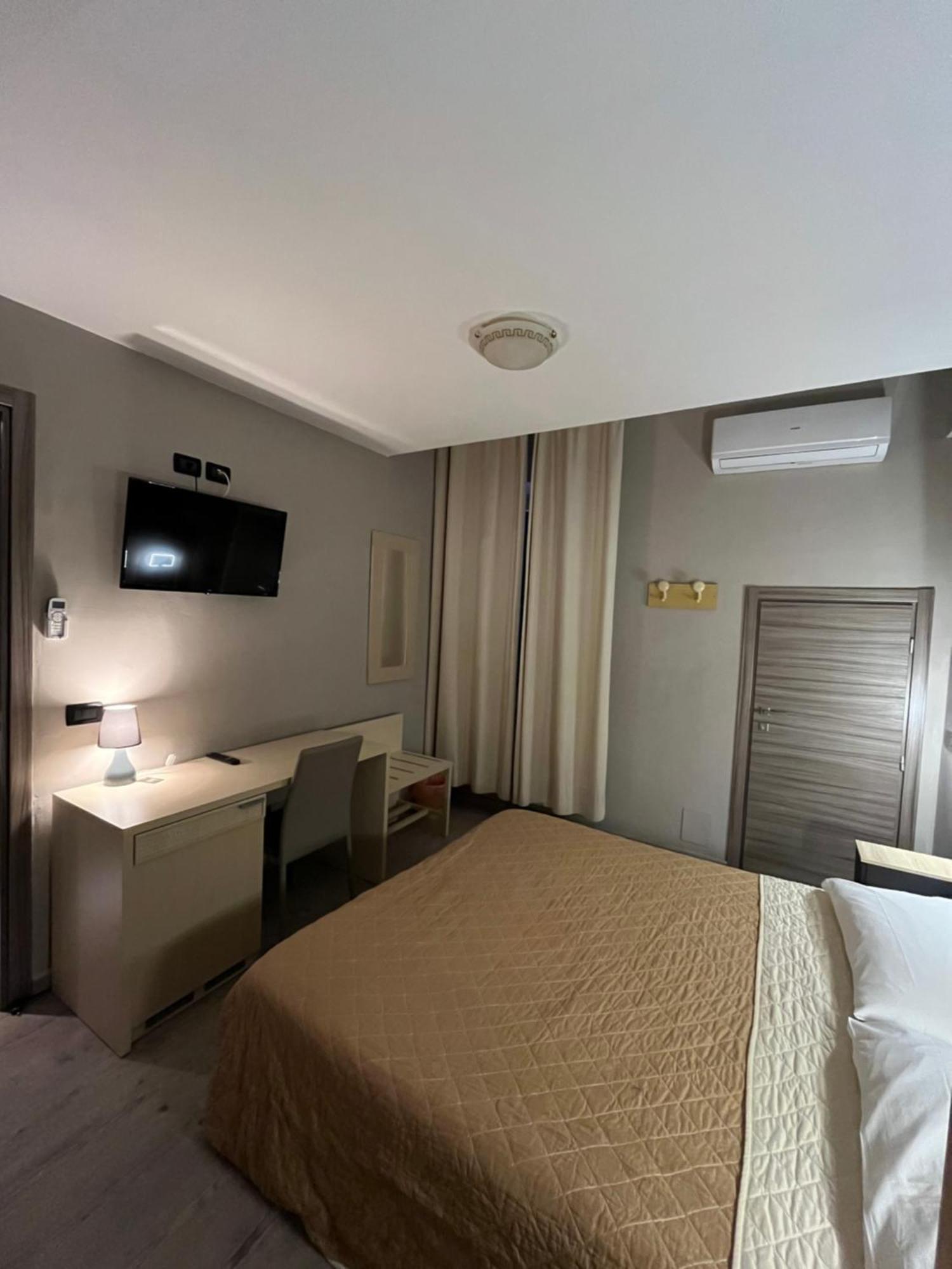 Hotel Pino ليريسي المظهر الخارجي الصورة