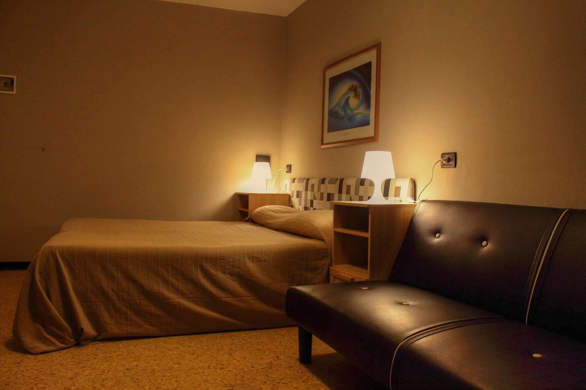 Hotel Pino ليريسي المظهر الخارجي الصورة