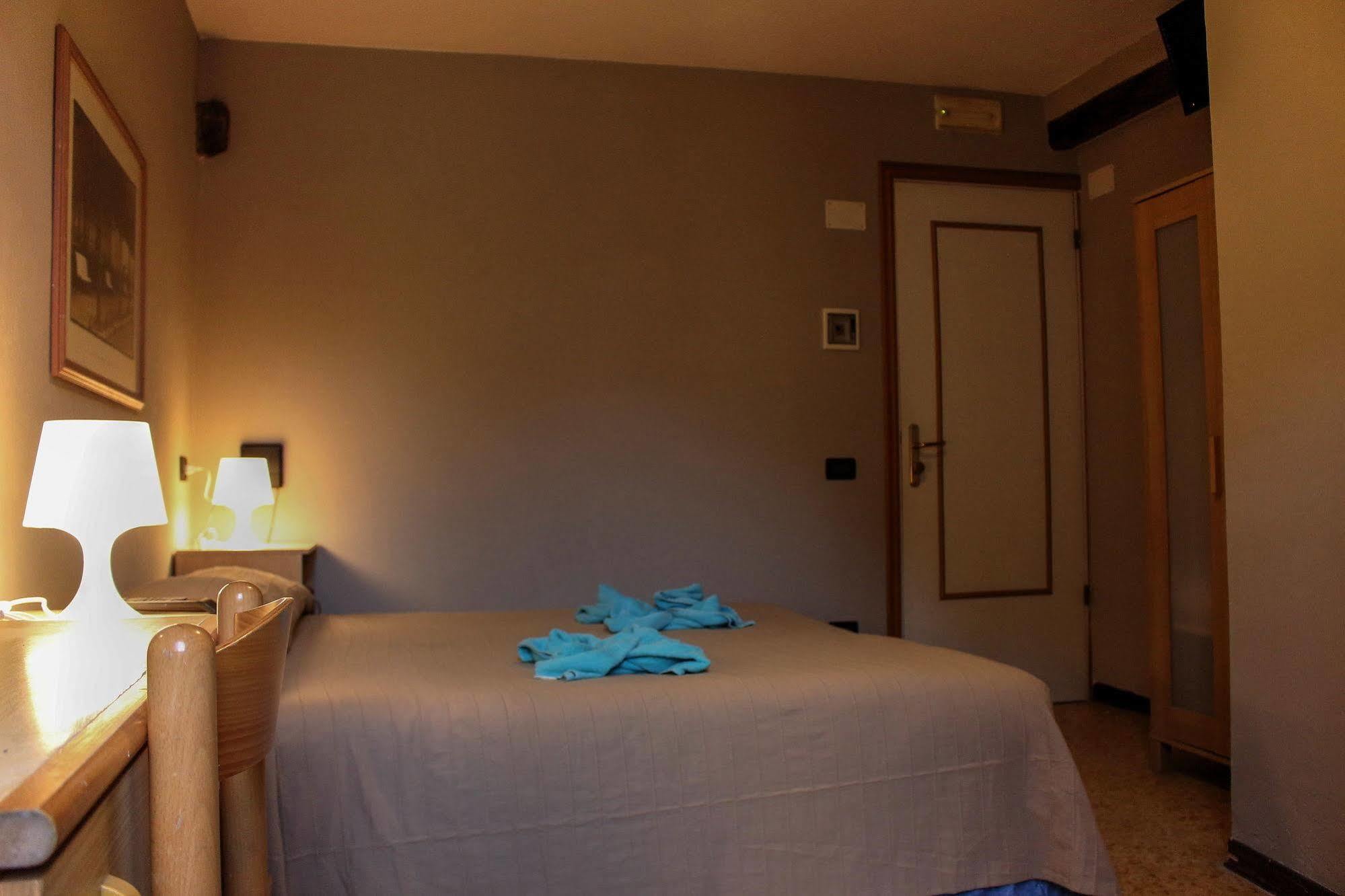 Hotel Pino ليريسي المظهر الخارجي الصورة